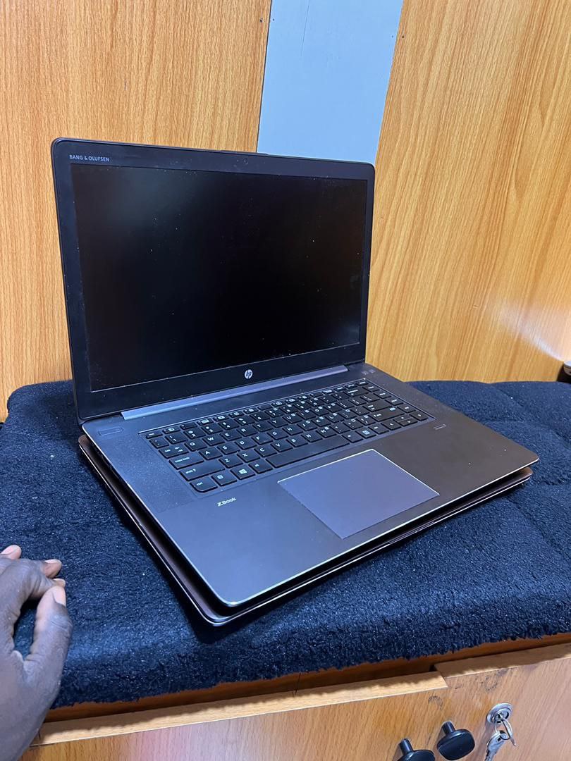 HP ZBOOK Studio G3 — photo 4